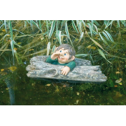 Enfant appellant à travers un tronc flottant