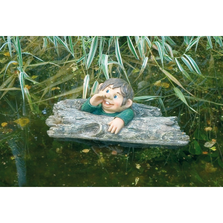 Enfant appellant à travers un tronc flottant