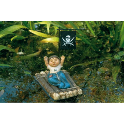 Enfant assis les bras en l'air sur un radeau flottant