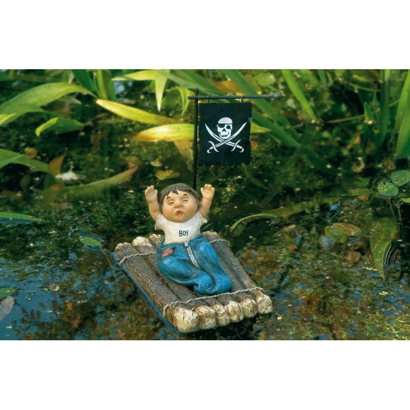 Enfant assis les bras en l'air sur un radeau flottant