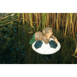 Enfant couché sur un ballon de football