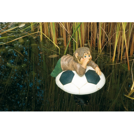 Enfant couché sur un ballon de football
