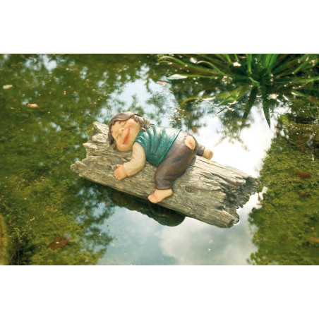 Enfant endormis sur un tronc flottant