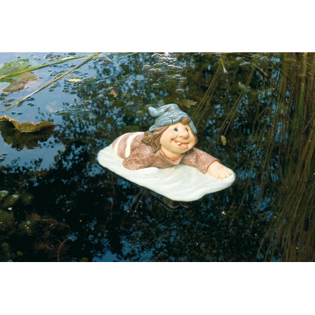 Enfant nagant le crawl