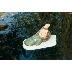 Enfant nagant sur le dos