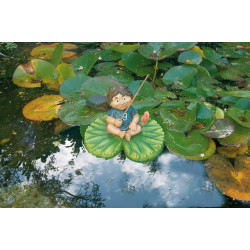 Enfant pêcheur assis sur une feuille de nénuphar
