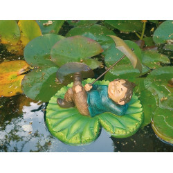 Enfant pêcheur couché avec parapluie sur une feuille de nénuphar