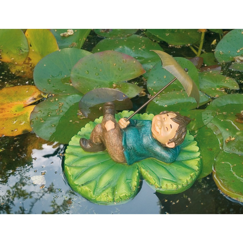 Enfant pêcheur couché avec parapluie sur une feuille de nénuphar