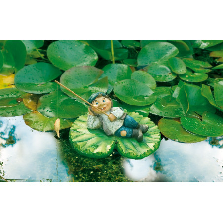 Enfant pêcheur couché sur une feuille de nénuphar