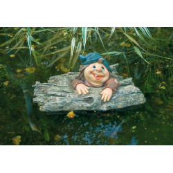 Enfant souriant à travers un tronc flottant