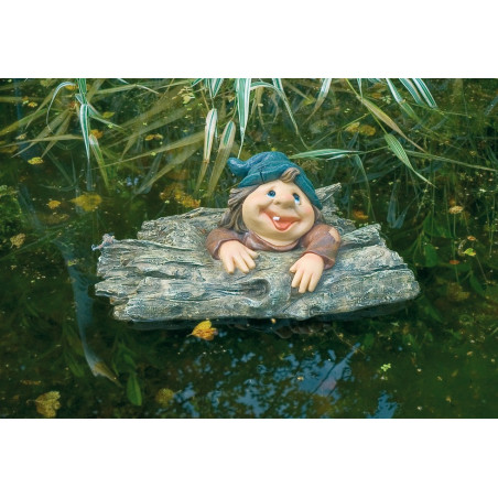 Enfant souriant à travers un tronc flottant