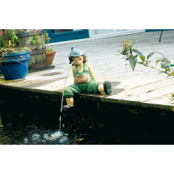 Garçon assis. gargouille et pompe pour le bassin