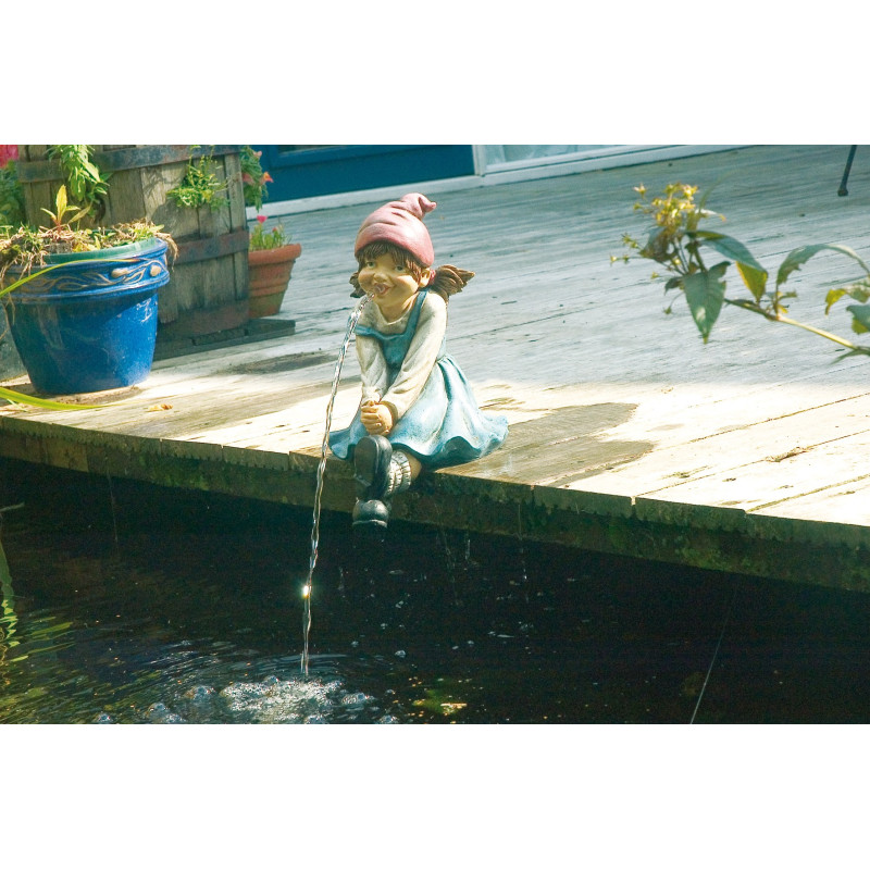Fillette assise. gargouille et pompe pour le bassin