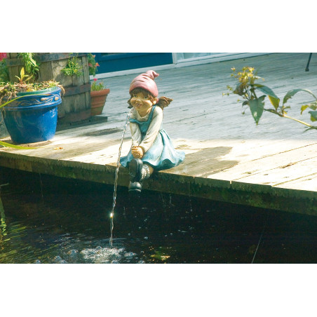 Fillette assise. gargouille et pompe pour le bassin