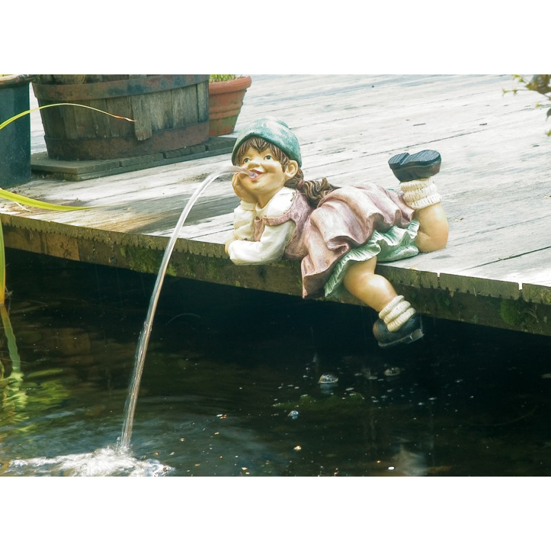 Fillette couché. gargouille et pompe pour le bassin