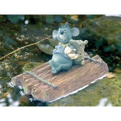 Gargouille Souris sur un radeau avec son doudou