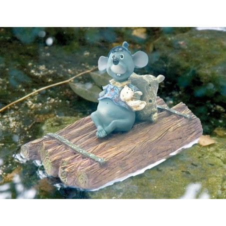 Gargouille Souris sur un radeau avec son doudou