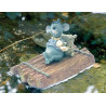 Gargouille Souris sur un radeau avec son doudou